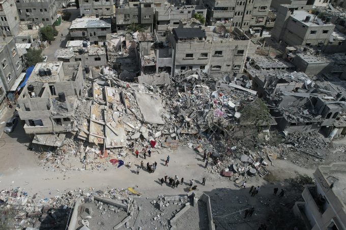 Edificios residenciales quedan en ruinas después de un ataque aéreo israelí en el campamento de Nuseirat, en el centro de la Franja de Gaza, el 16 de octubre. Foto: AP