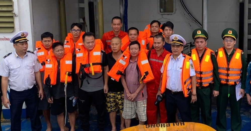 Das Schiff Hoa Lu 02 sank in den Gewässern von Binh Dinh, 14 Menschen wurden gerettet