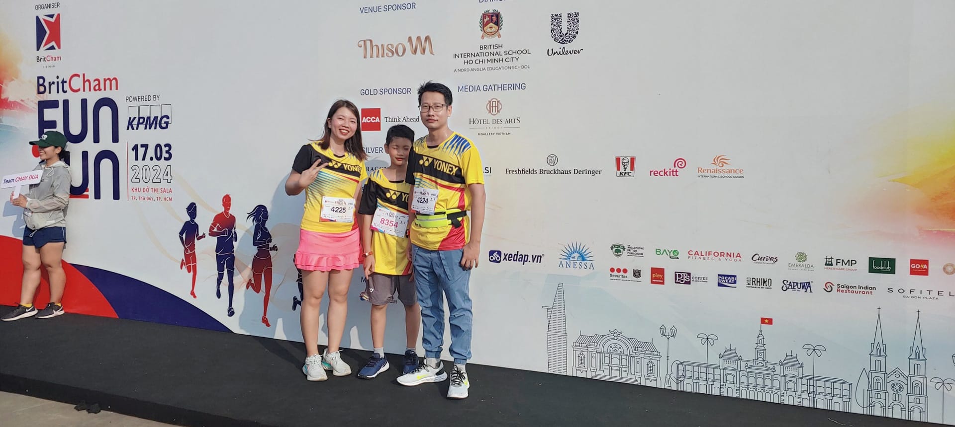 Chị Thanh Vân cùng gia đình tham gia giải chạy Britcham Fun Run 2024