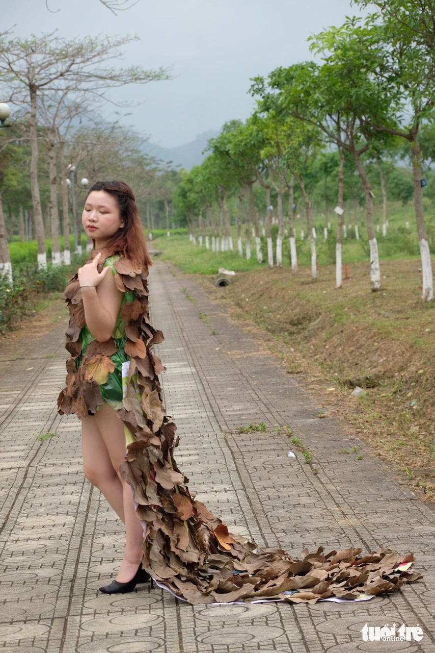 Túi ni lông, bao tải... thời trang tái chế của sinh viên cuốn hút như 'hàng hiệu'- Ảnh 9.