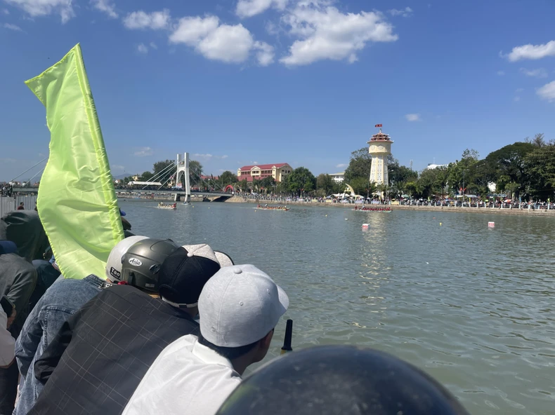 Scharen von Touristen kommen zum Tet Giap Thin nach Binh Thuan. Foto 8