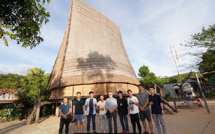 El profesor David K. Harrison (centro) y sus estudiantes realizan un proyecto de investigación cultural en las Tierras Altas Centrales.