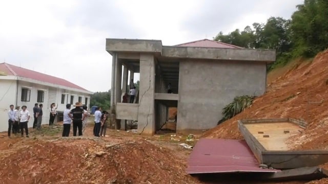 Un deslizamiento de tierra provoca graves daños en una escuela en construcción en Thanh Hoa