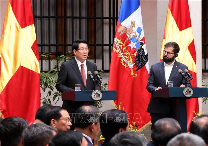 El presidente Luong Cuong y el presidente chileno Gabriel Boric se reúnen con la prensa