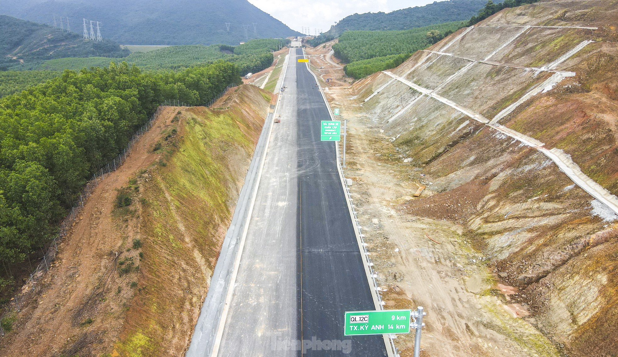 La construction de l'autoroute de 100 km de long à travers Ha Tinh est sur le point d'être achevée, photo 8