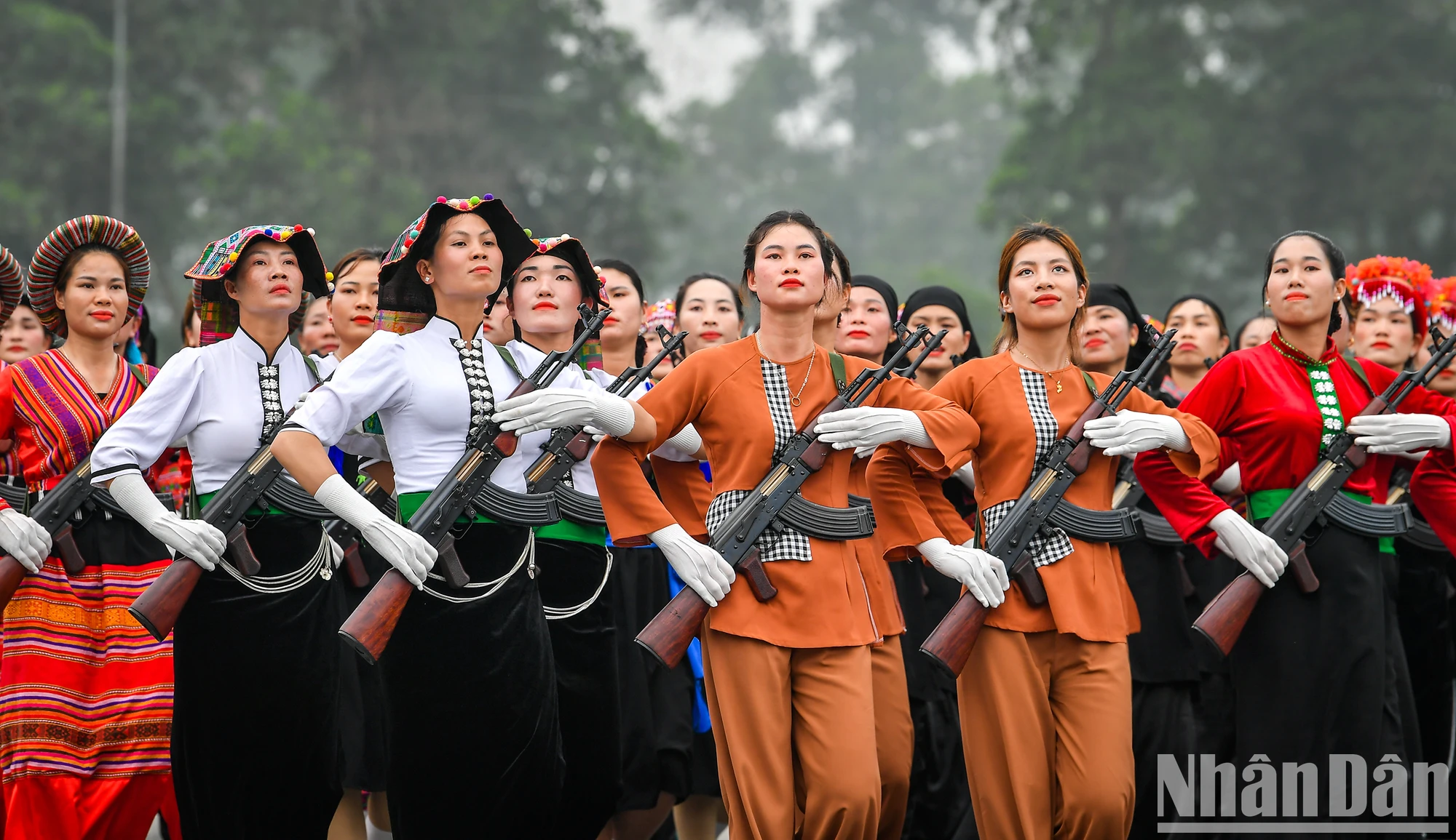 [Foto] Desfile y ensayo para celebrar el 70 aniversario de la victoria de Dien Bien Phu foto 14