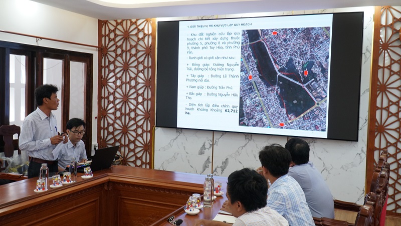 The consulting unit reports on the project to adjust the 1/2000 scale zoning plan north of Tran Phu Street. Photo: Thanh Huy.