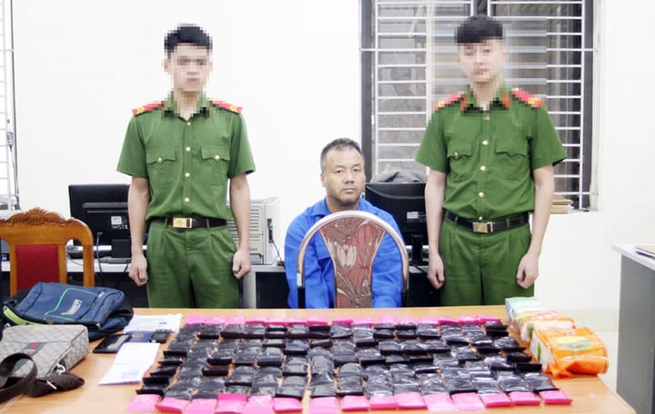 Nguyen Anh Ngoc and evidence of the case. (Photo: CACC)