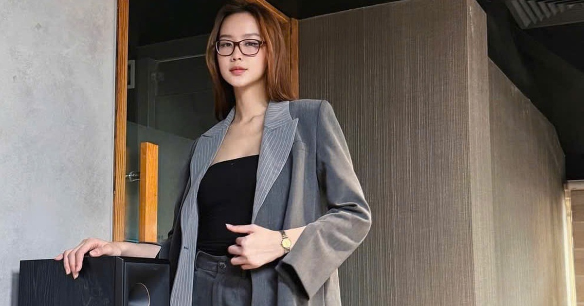 Dark blazer 'hacks' your figure to the maximum for you to go out