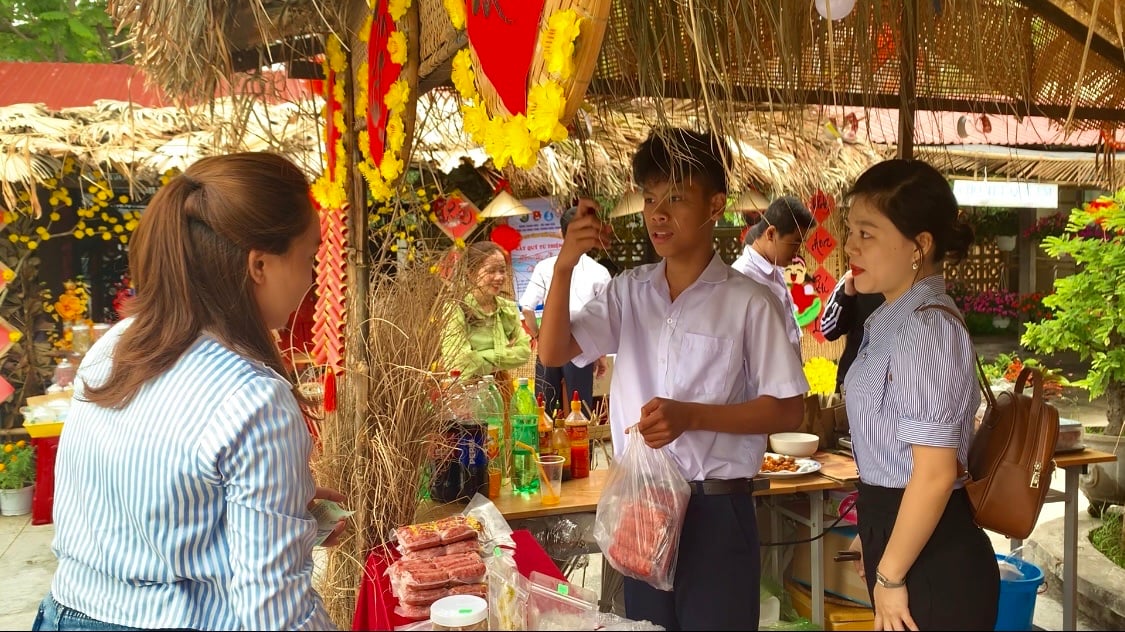 Chợ tết yêu thương của các ‘tiểu thương nhí’ đặc biệt- Ảnh 2.