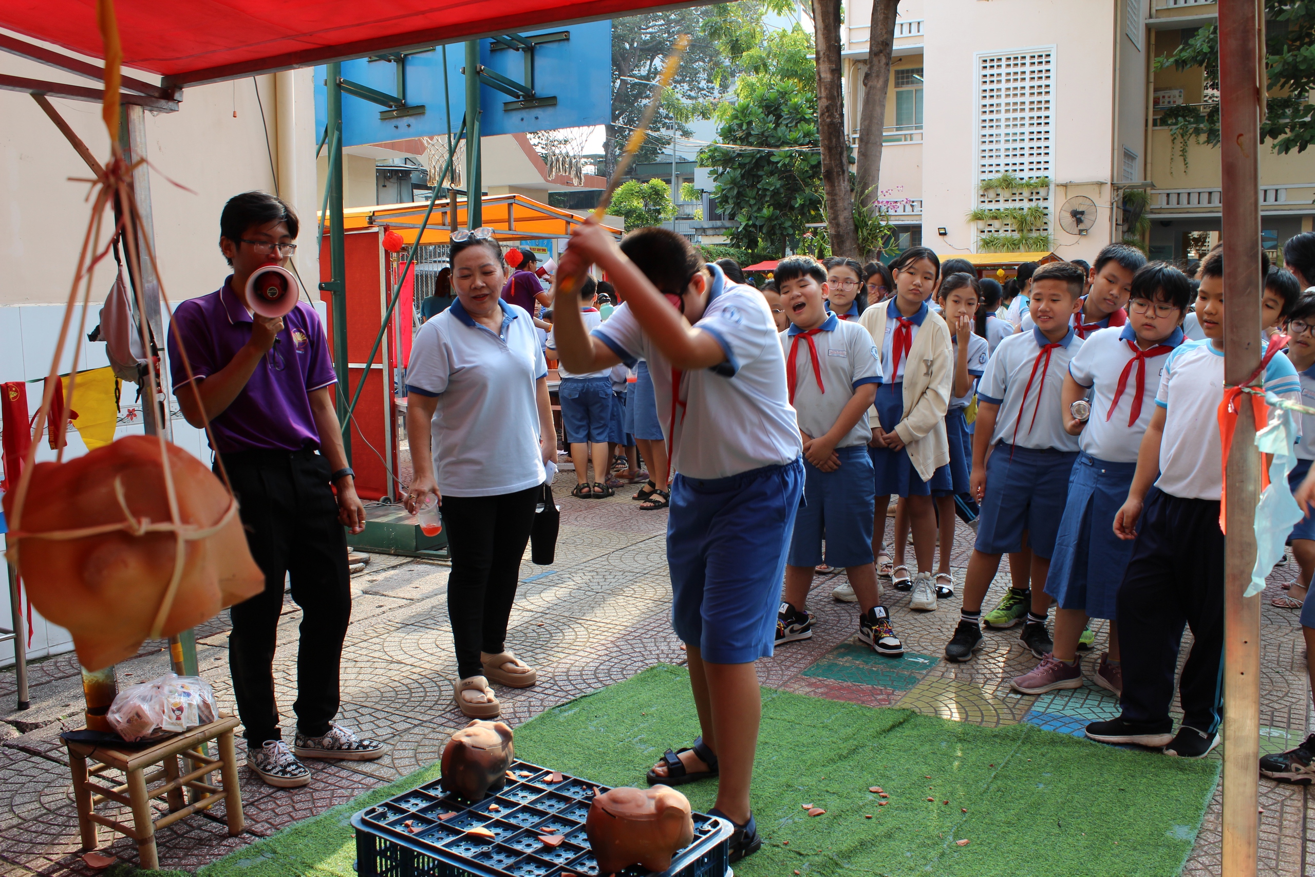 Học sinh TP.HCM bơi xuồng, gói bánh… đón tết dân gian- Ảnh 2.