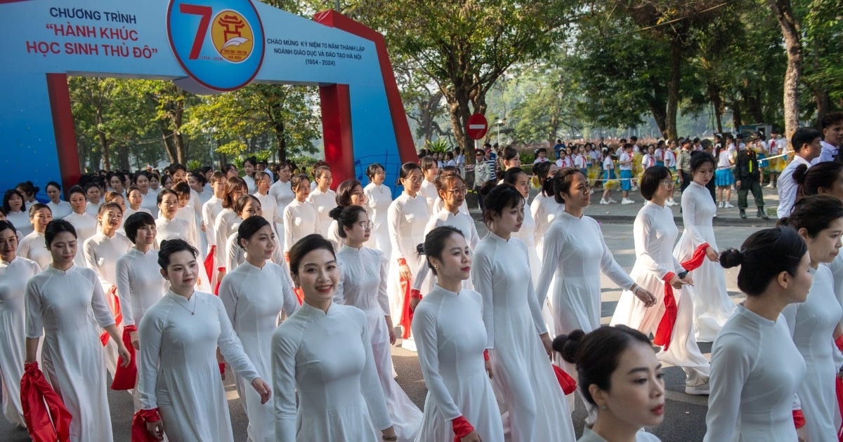 ハノイの教育70周年を祝うため、約3,000人が行進した。