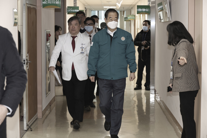 South Korean Prime Minister Han Duck-soo (in blue) visits doctors at the National Police Hospital in Seoul, February 21. Photo: AP