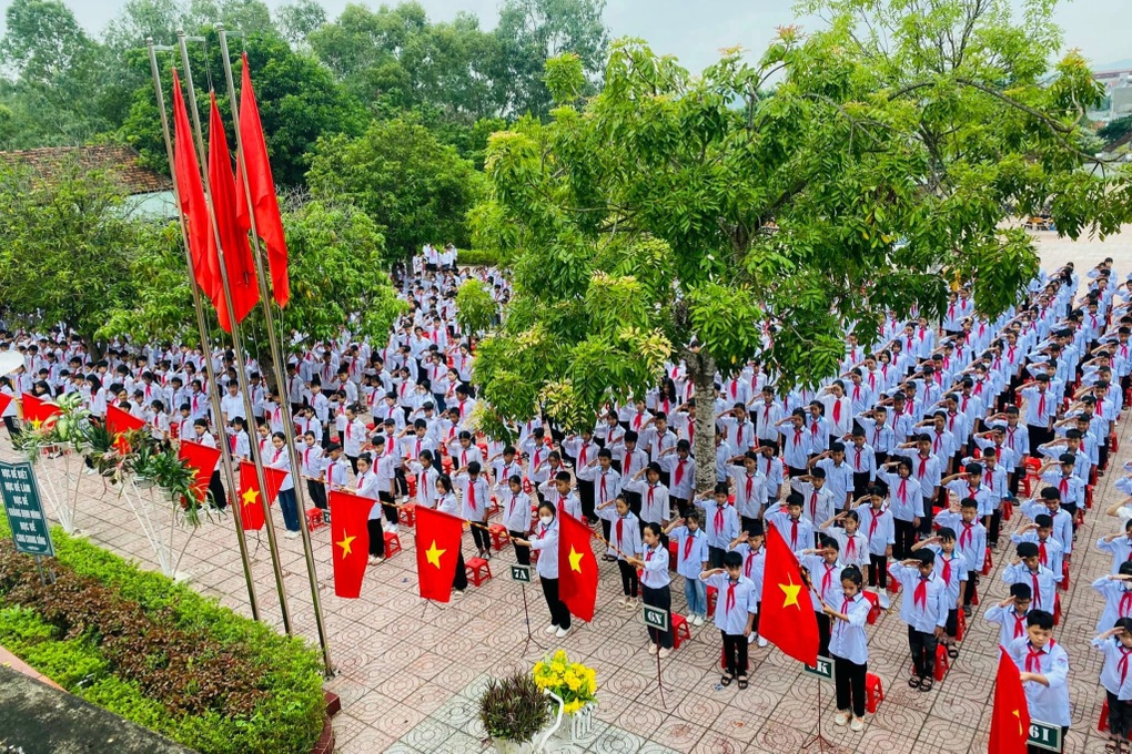 Người đàn ông cầm lá đơn đến trường và việc làm bất ngờ của hiệu trưởng - 2