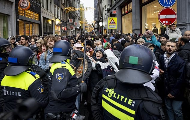 Niederländische Polizei nimmt Hunderte Demonstranten fest