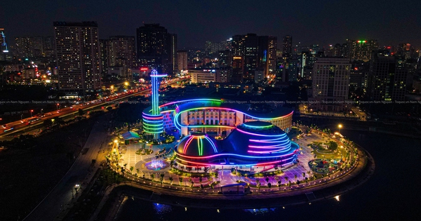 Le Palais des Enfants le plus moderne du Vietnam est brillamment illuminé avant son inauguration.