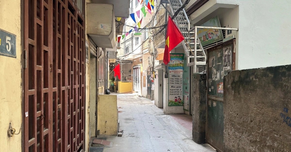 Le propriétaire d'une maison dans une ruelle de Hanoi a baissé le prix mais a toujours du mal à trouver des clients.