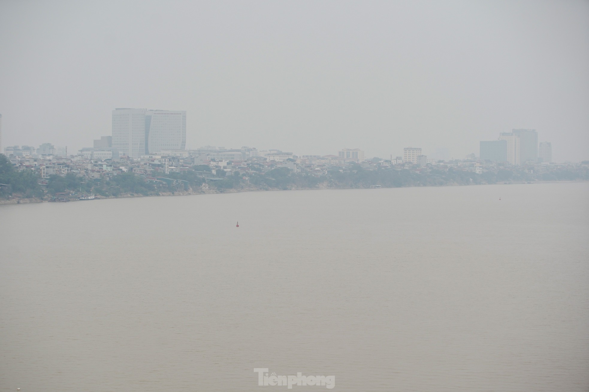 Hanoi is covered in fine dust from morning to afternoon, many buildings 'disappear' photo 11