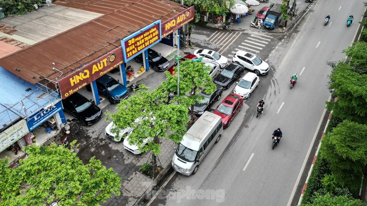 ฮานอย: ทางเท้ากลายเป็นลานจอดรถ รถหรูแข่งขันกันเพื่อพื้นที่สำหรับคนเดินเท้า ภาพที่ 1