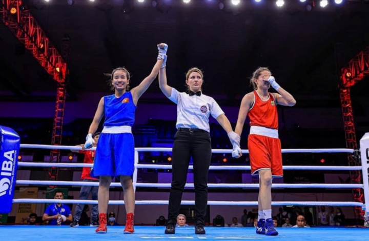 Ngoc Tran remporte un match contre le boxeur hongrois au Championnat du monde 2023 en Inde