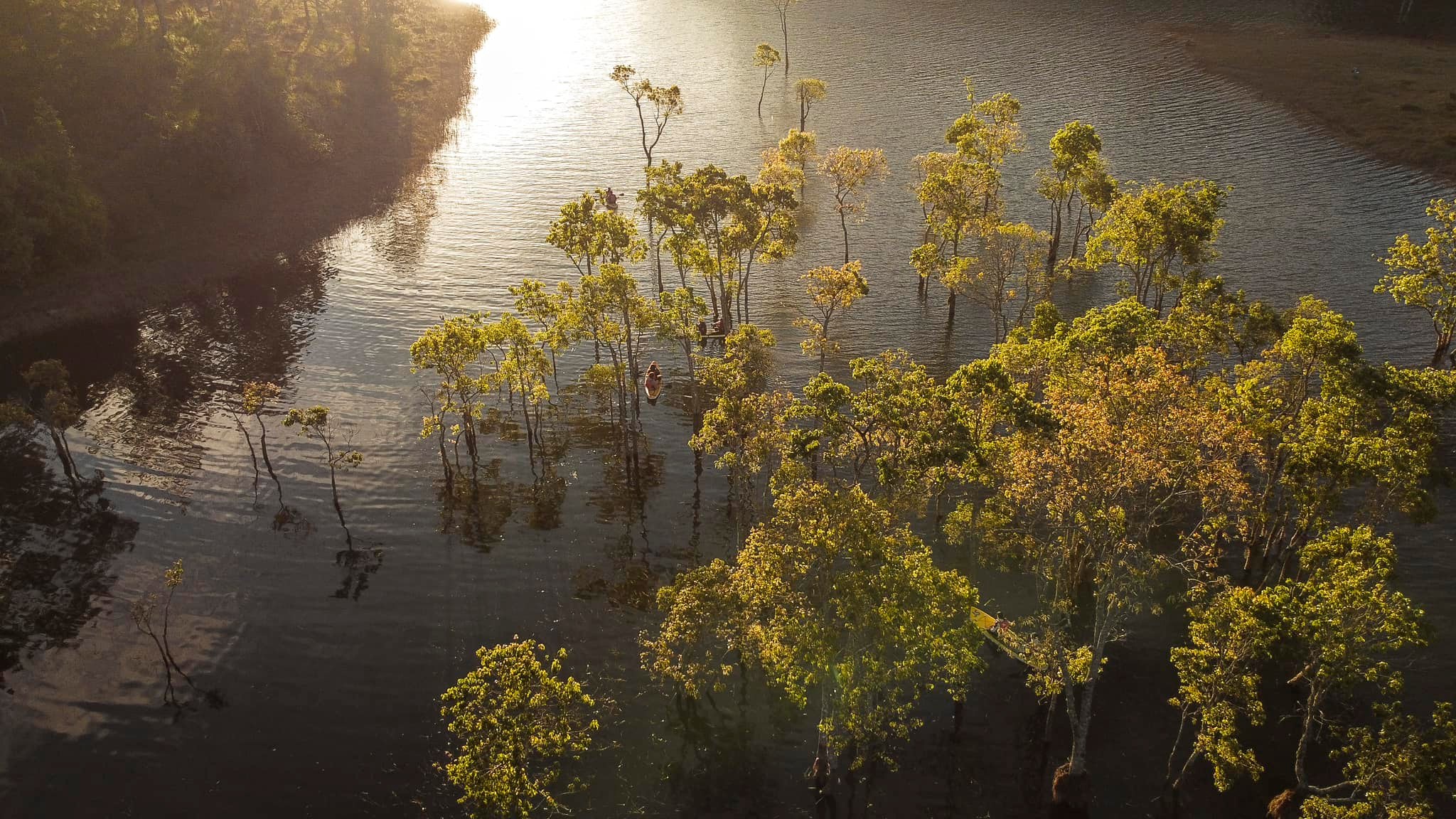 Suoi Tia aún conserva su belleza salvaje, sin servicios turísticos. El paisaje aquí recuerda a las escenas que aparecen en las películas de esgrima. Los campos de hierba verde, intercalados con tocones de árboles secos, o los árboles de teca desnudos y en plena hoja, resultan extremadamente agradables a la vista. El aire es fresco, muy adecuado para acampar y sumergirse en la naturaleza. Los jóvenes que aman el ejercicio pueden formar un grupo para remar en un submarino en el lago.