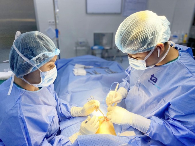 Doktor Anh Tuan (rechts) operiert eine Brustkrebspatientin im Tam Anh General Hospital in Ho-Chi-Minh-Stadt. Foto von : Hospital provided