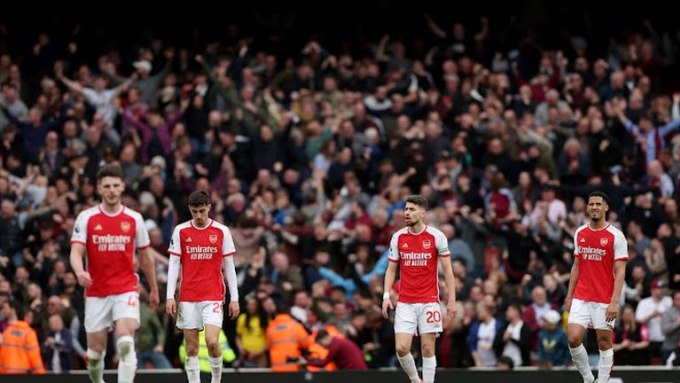 Arsenal players were disappointed after conceding a goal against Aston Villa in round 33 of the Premier League. Photo: Reuters