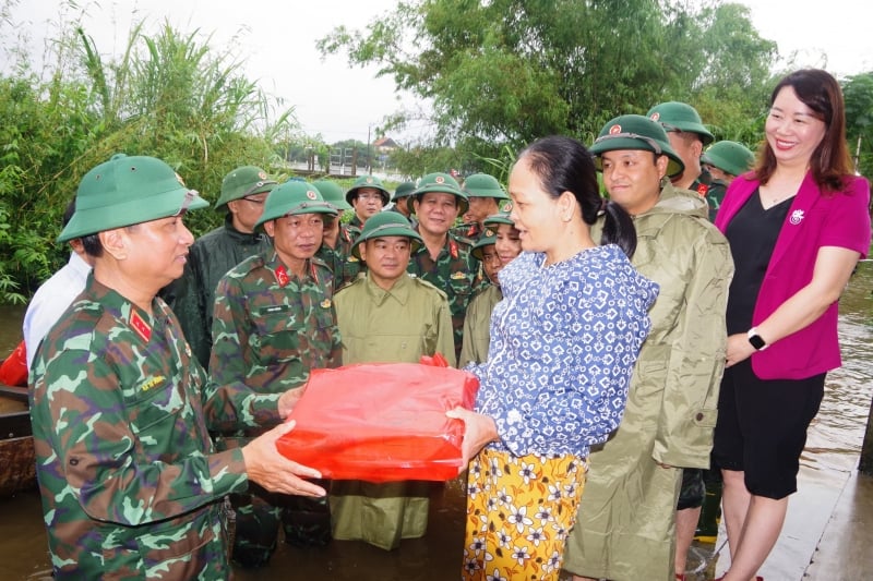 Le lieutenant-général Ha Tho Binh, commandant de la région militaire 4, et sa délégation ont visité et offert des cadeaux aux habitants du hameau de Dao, village de Thu Le 2, commune de Quang Phuoc, district de Quang Dien, province de Thua Thien Hue.