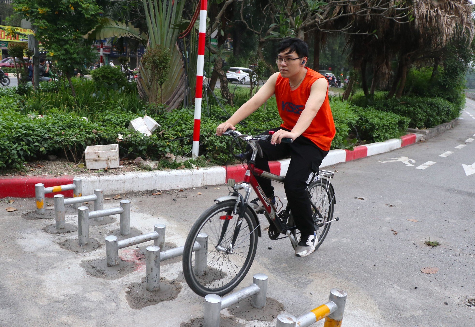 ハノイ、自転車専用道路のバリアを一新 写真4