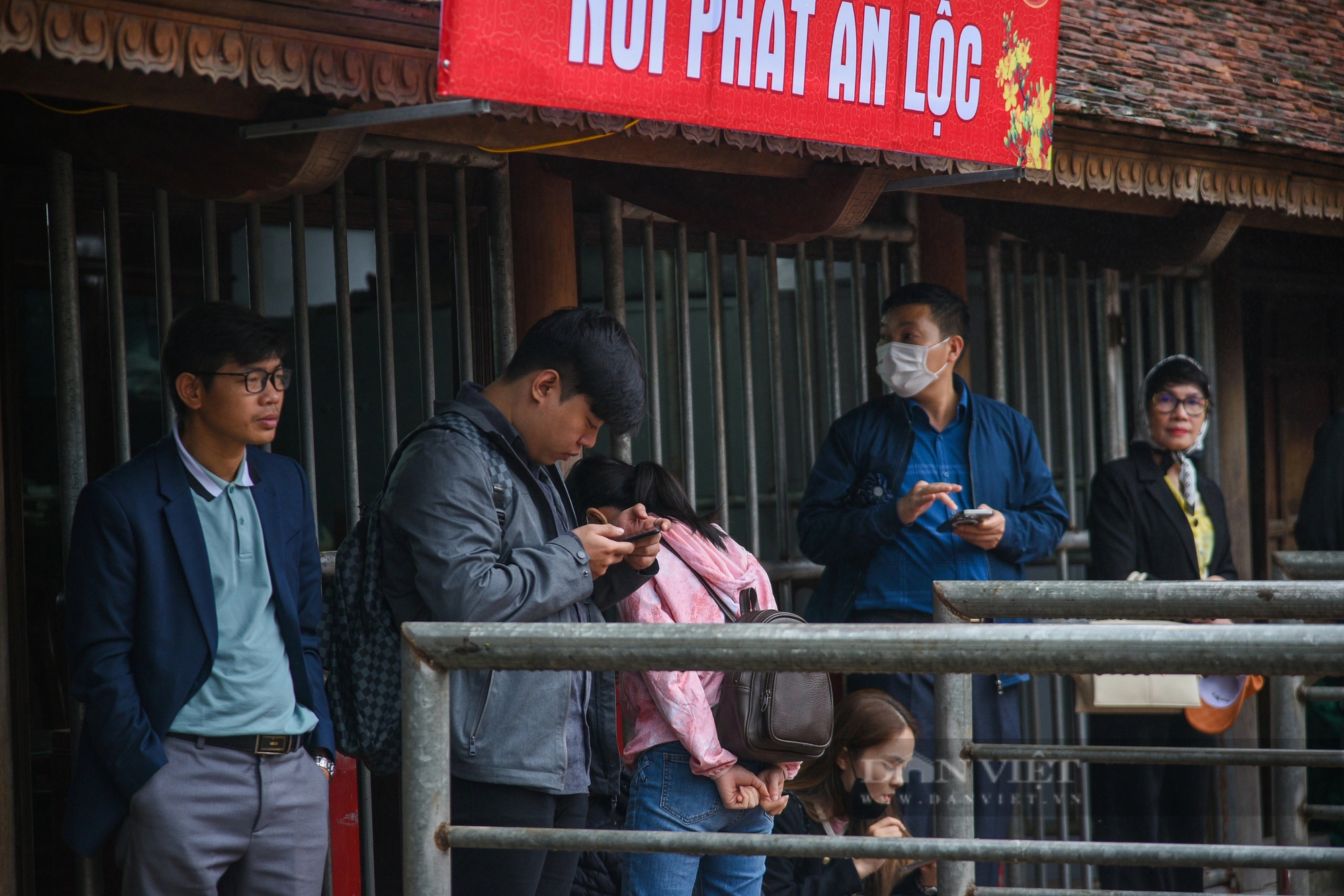 Người dân dậy từ 5 giờ sáng, đội mưa đi lễ đền Trần trước giờ khai ấn năm 2024- Ảnh 3.
