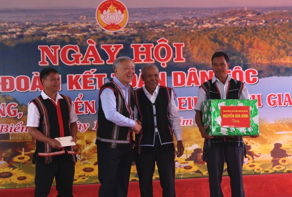 Politburo member, Permanent Deputy Prime Minister Nguyen Hoa Binh attended the National Great Unity Day 2024 in Ia Nueng village, Bien Ho commune, Pleiku city, Gia Lai province.