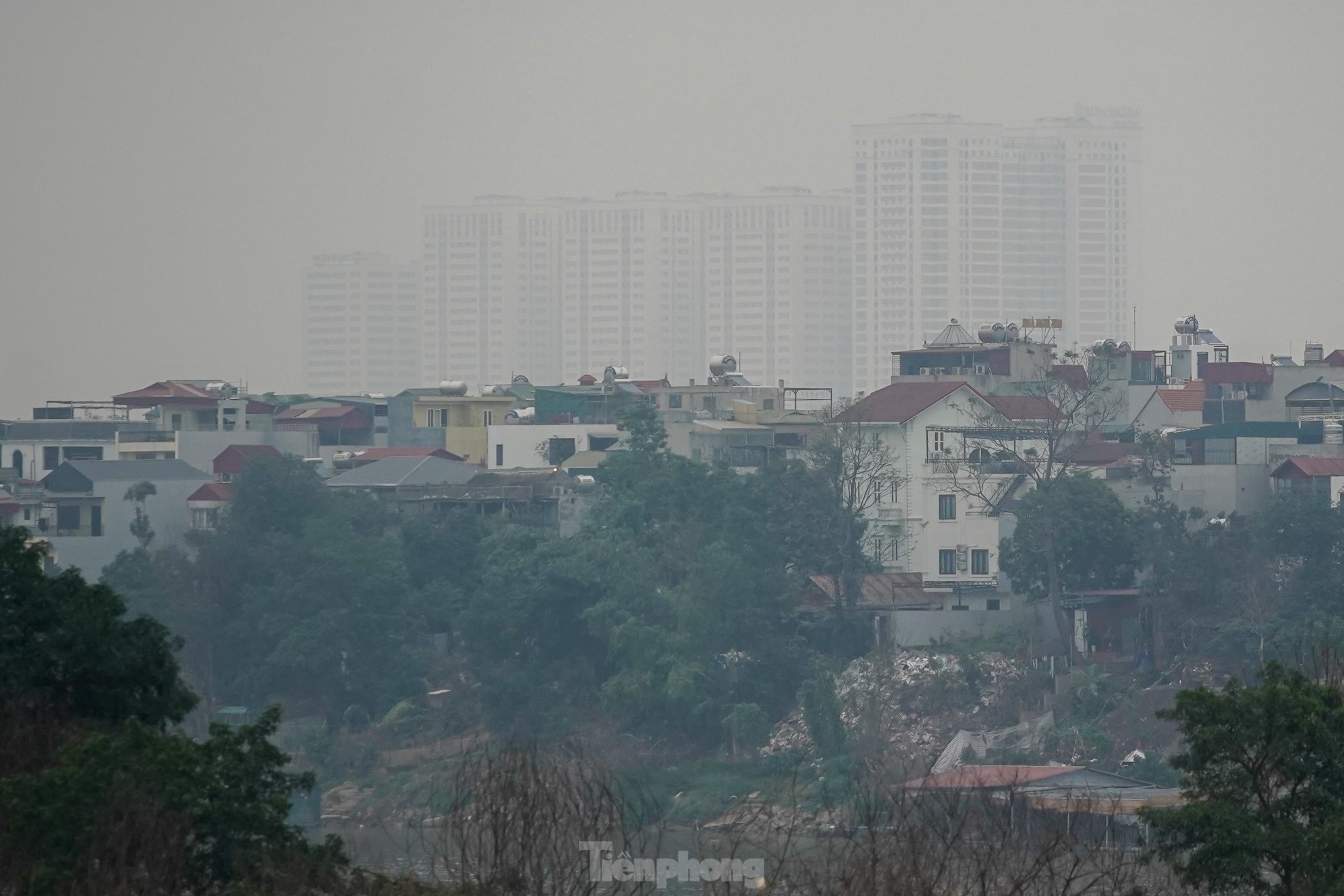 Hanoi is covered in fine dust from morning to afternoon, many buildings 'disappear' photo 9