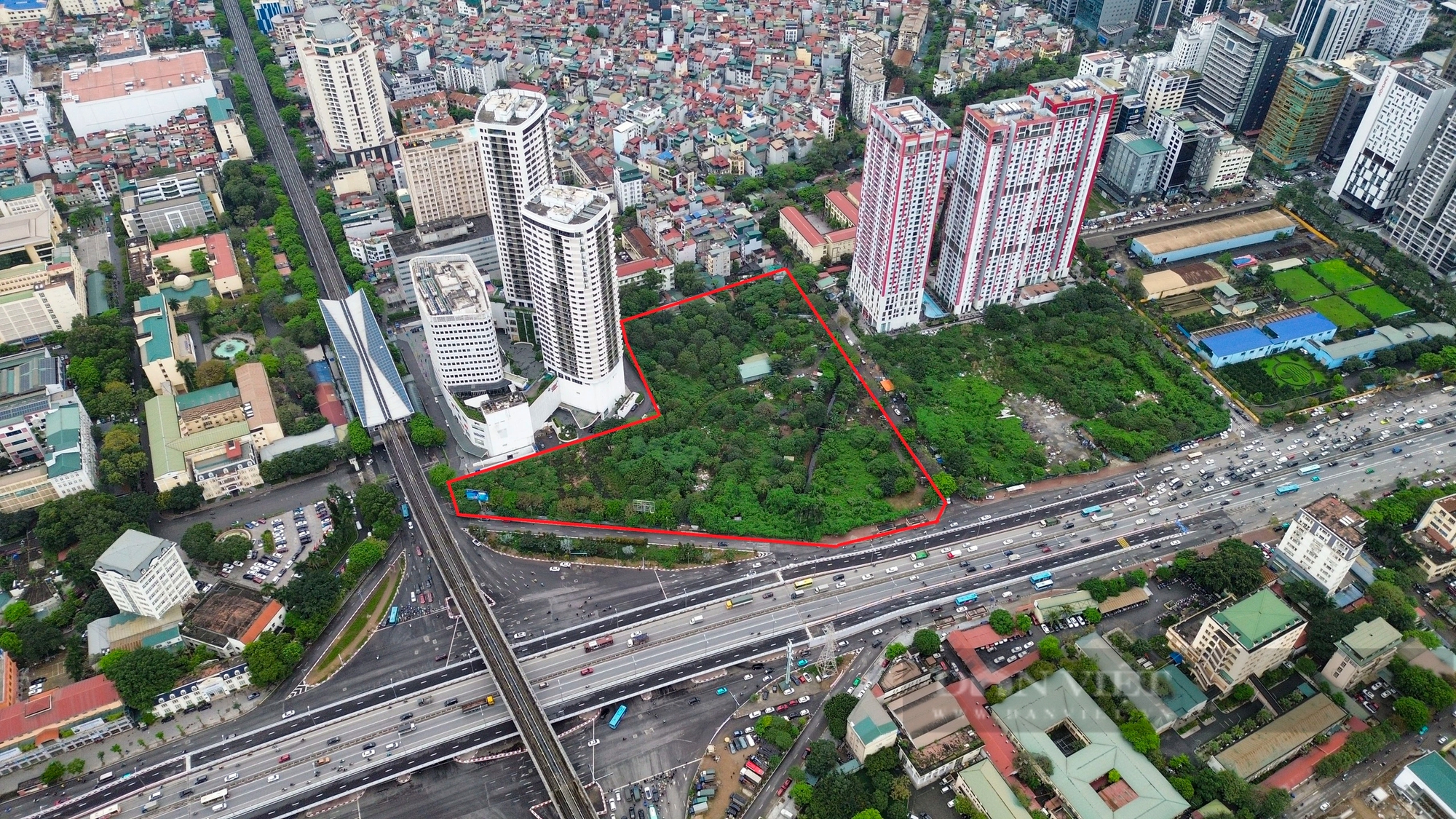 Dự án chung cư cao cấp 45 tầng vị trí đắc địa ở Hà Nội sau hàng thập kỷ vẫn quây tôn bỏ hoang- Ảnh 1.