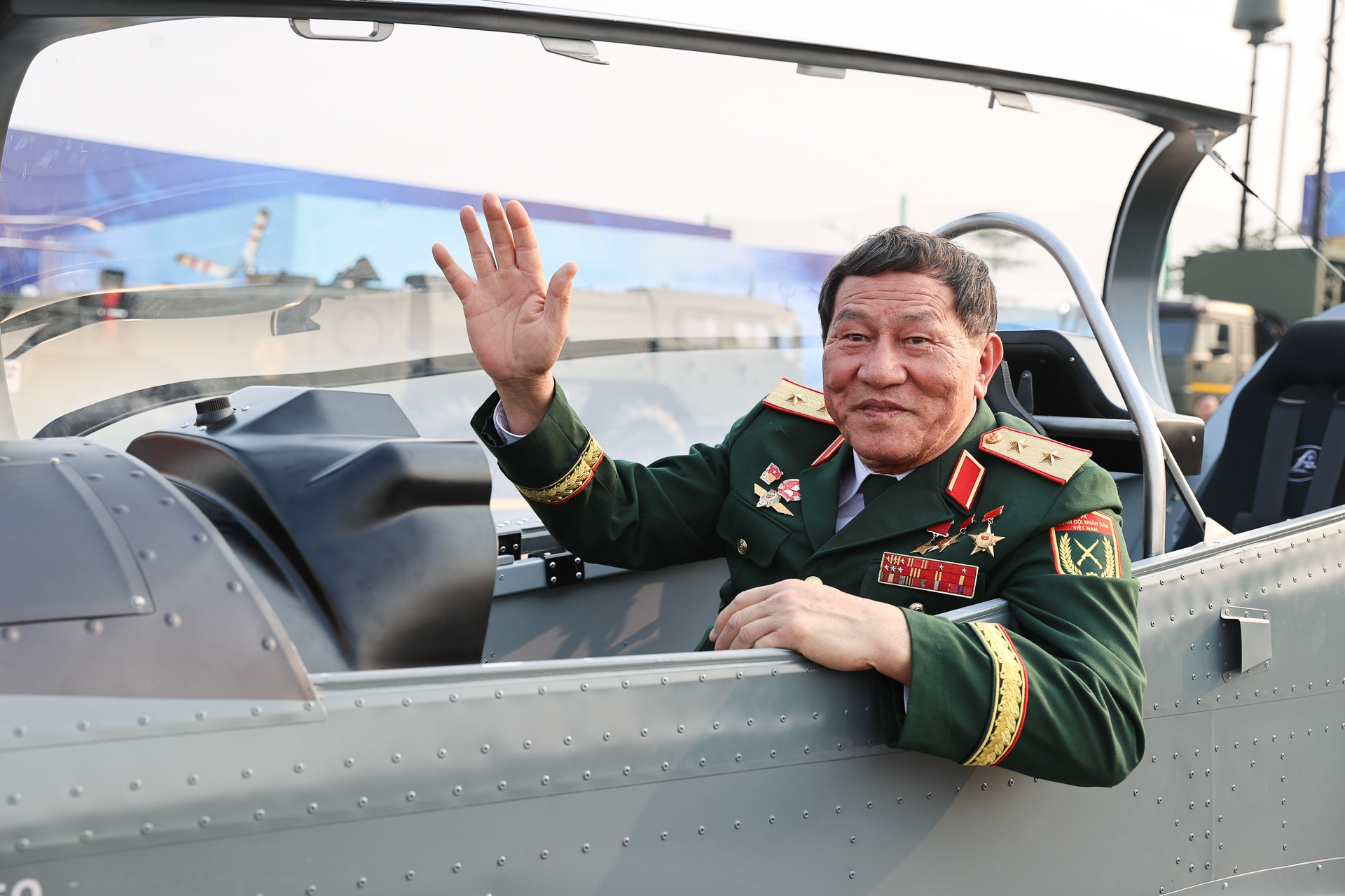 Lieutenant General Pham Tuan experiences the cockpit of a training aircraft made in Vietnam.