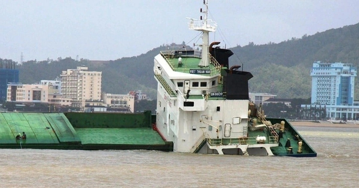 Hoa Lu 2 ship carrying cargo and 14 people sank in Binh Dinh waters