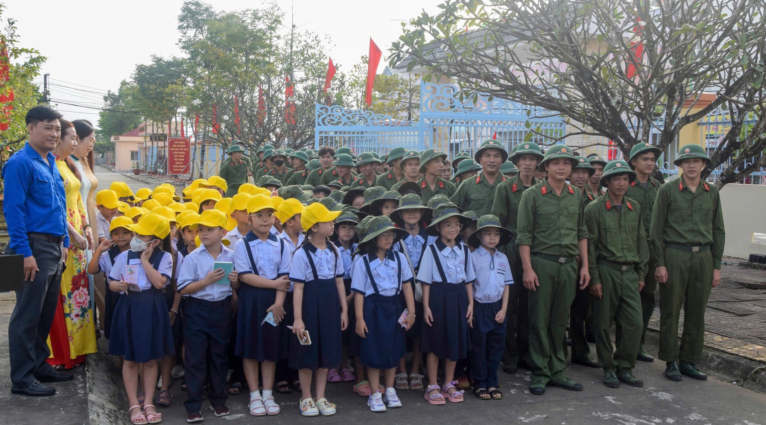 Cà Mau: Trưng bày gần 1.000 hình ảnh, hiện vật... của lực lượng vũ trang- Ảnh 1.