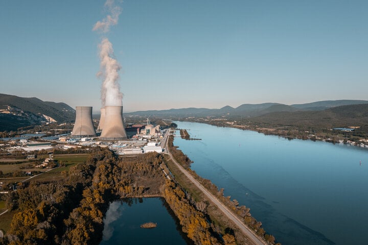 Laut IEA werden die steigende Kapazität erneuerbarer Energien und eine weltweite Renaissance der Kernenergie in den nächsten drei Jahren für mehr emissionsarme Energiequellen sorgen.