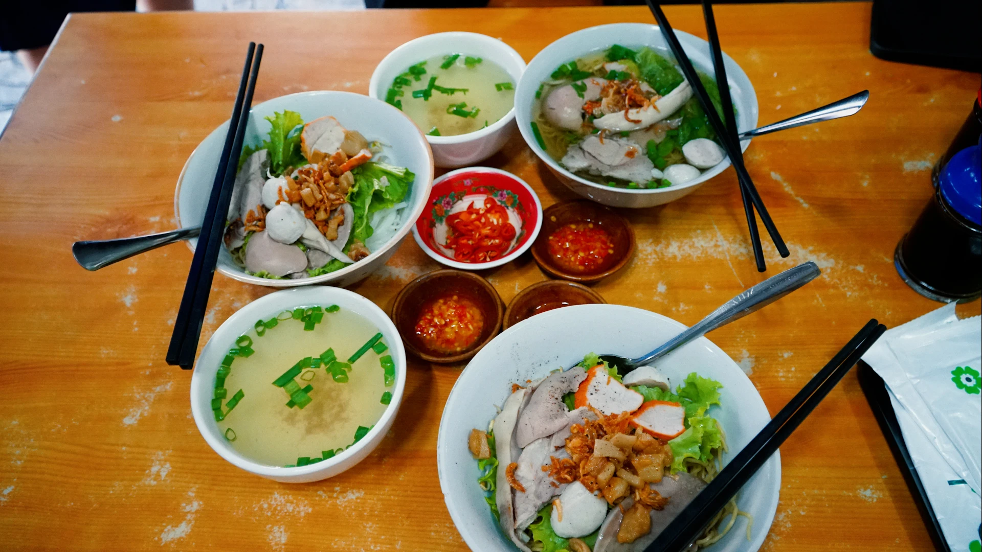 The noodle shop in the movie Mai was so crowded that it had to close 4 hours early.