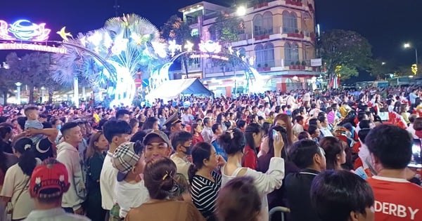 Thousands of people attended the 288th anniversary celebration of Chieu Anh Cac Tao Dan.