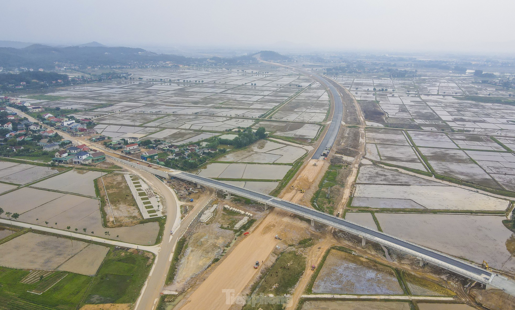 하띤을 통과하는 100km 고속도로의 모습이 완성되고 있습니다. 사진 22