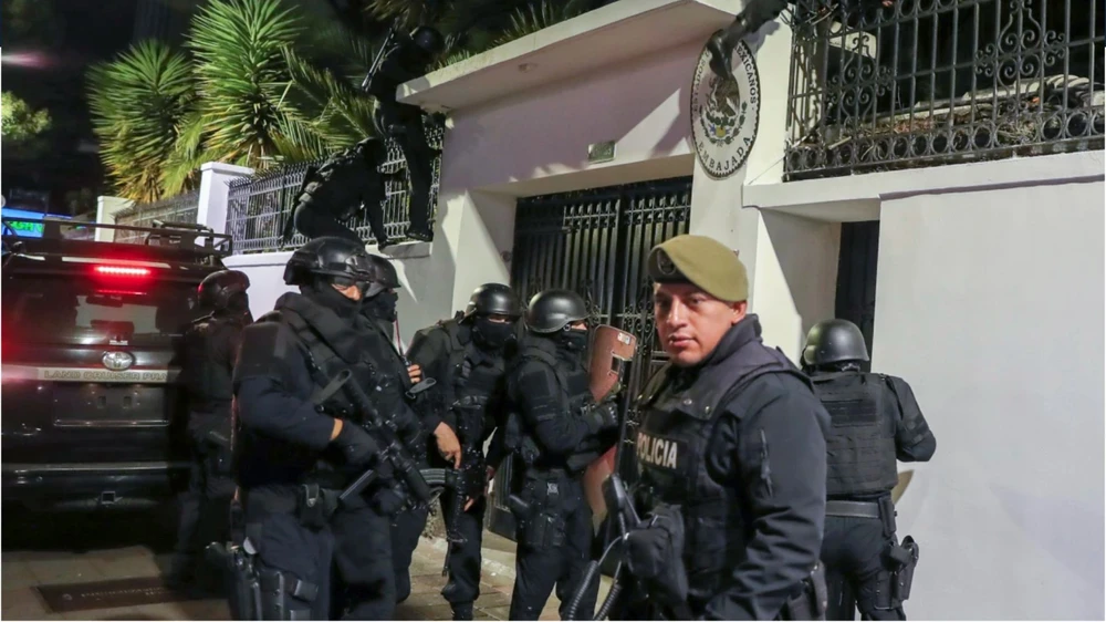 Les forces de sécurité équatoriennes ont pris d'assaut l'ambassade du Mexique dans la capitale Quito pour arrêter l'ancien vice-président Jorge Glas. Photo : NBC News