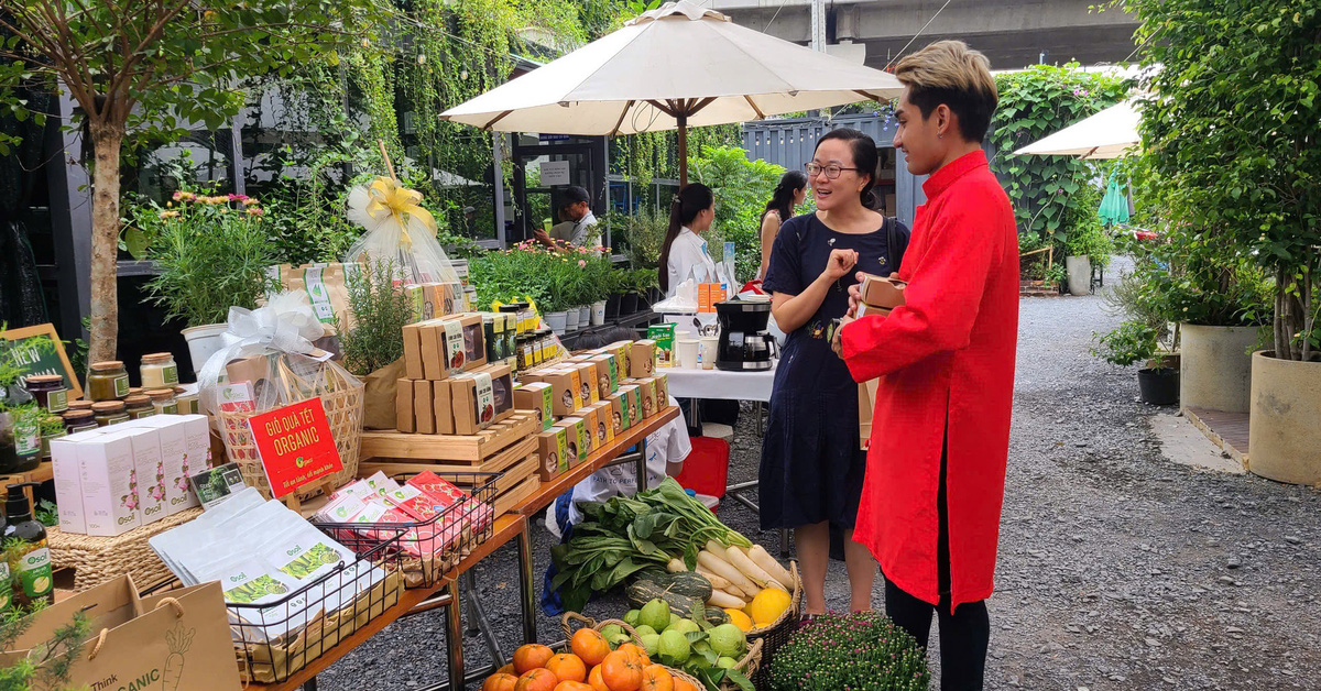 Вьетнамская сельскохозяйственная продукция, соответствующая международным стандартам, подается на обеденном столе во время Тэта