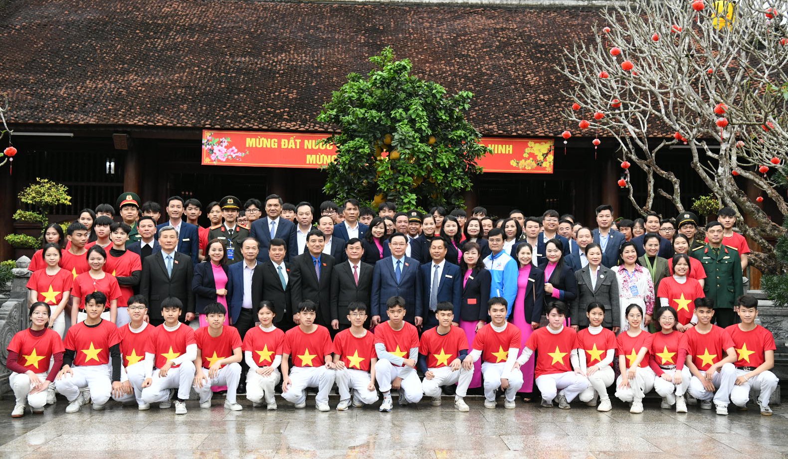 National Assembly Chairman Vuong Dinh Hue offers incense to commemorate President Ho Chi Minh at Kim Lien National Special Relic Site -0