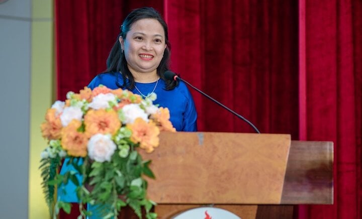 La Dra. Truong Thi Hien pronunció un discurso aceptando el nombramiento. (Foto: HCMUTE)