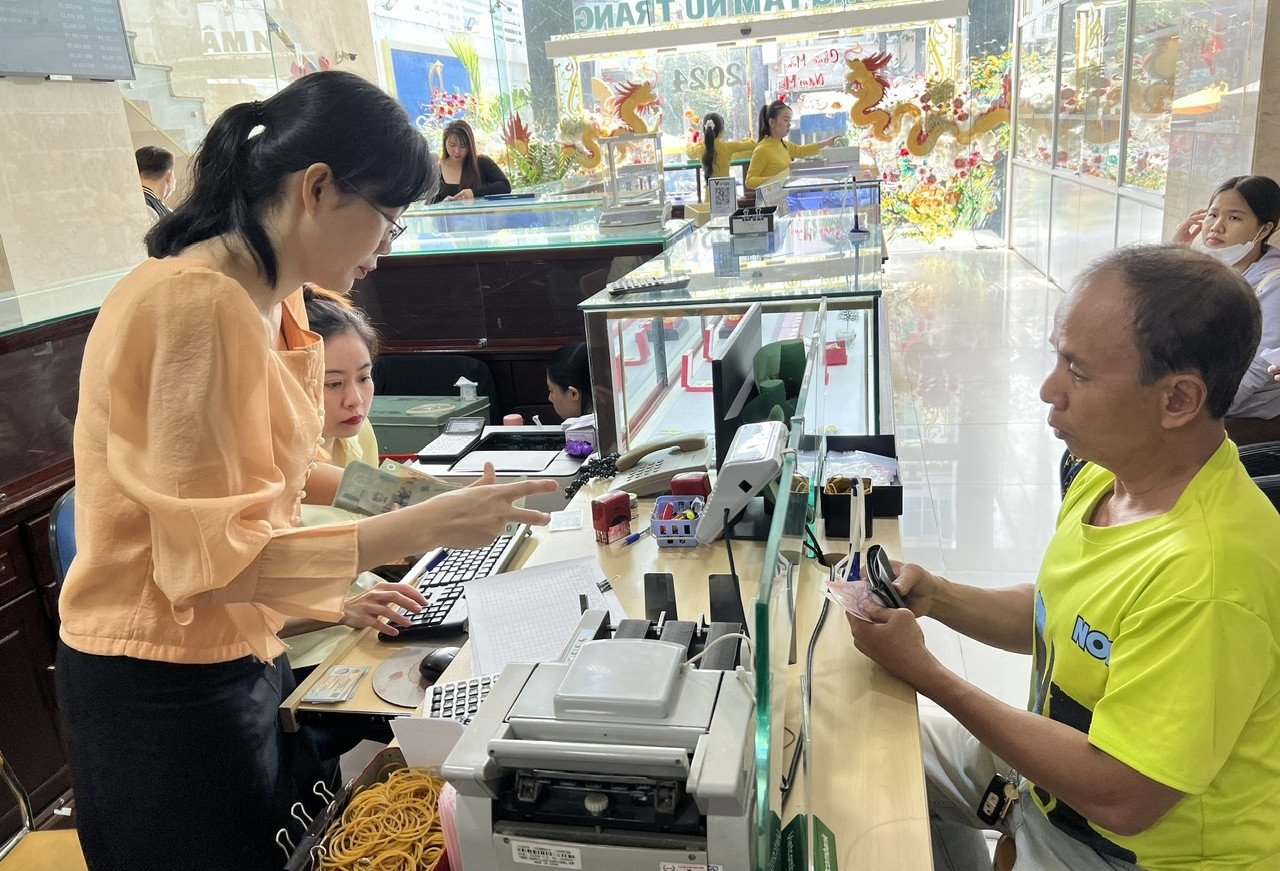 Cada tael de oro disminuyó en casi medio millón de dongs y la tienda limitó la cantidad vendida.