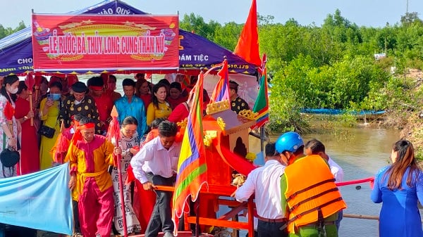 Patrimoine culturel immatériel du festival Via Ba Thuy Long dans la lagune de Bat Ca Mau (Hoang Nam)