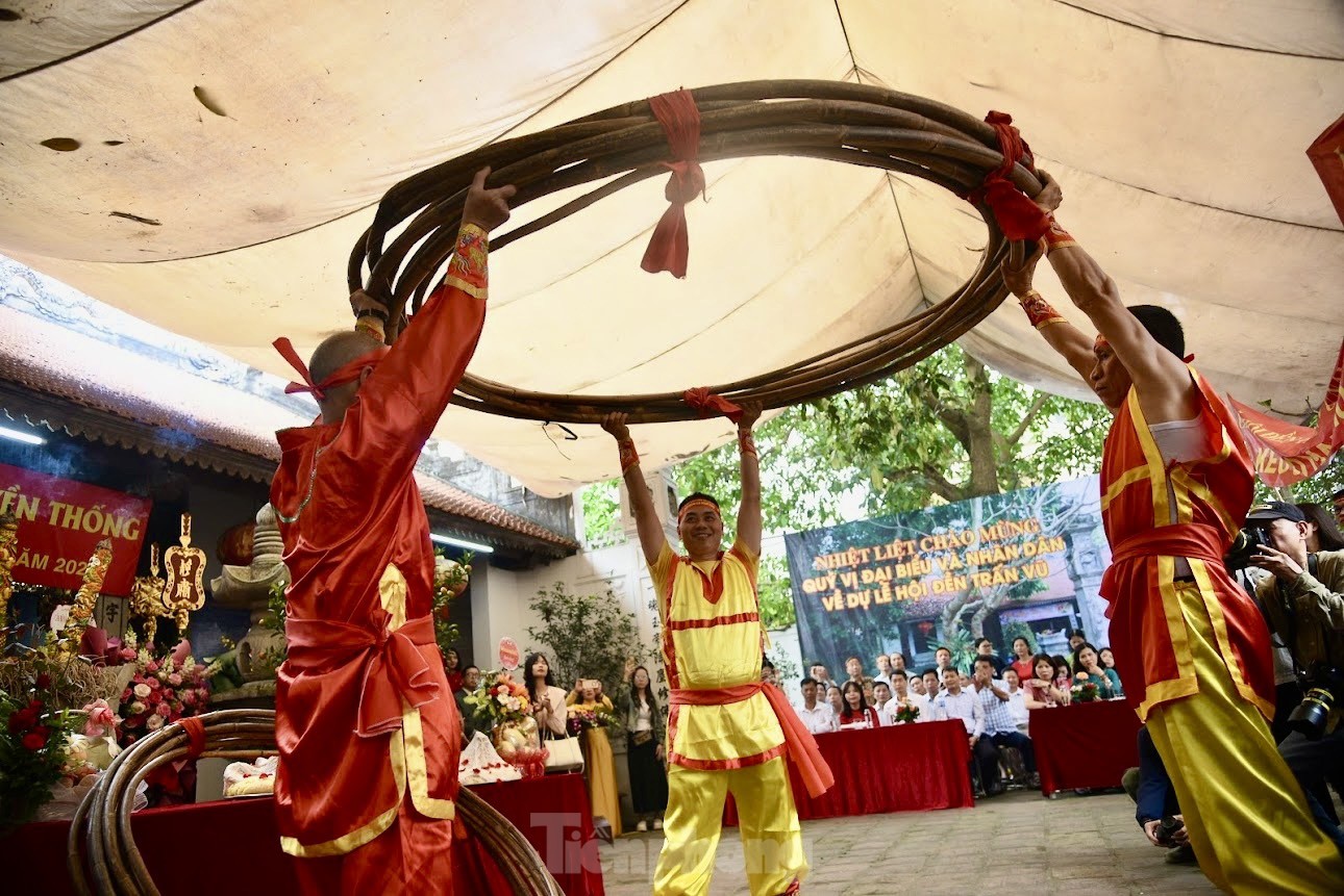 Ritual único de tira y afloja sentado en el festival del Templo Tran Vu (foto 2)