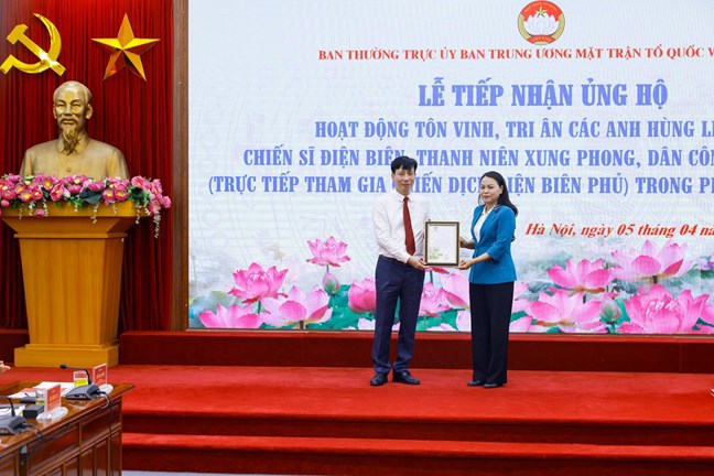 Diputado Presidente - Secretario General Comité Central del Frente de la Patria de Vietnam Nguyen Thi Thu Ha Presentando una carta de agradecimiento al Banco de Vietnam para la Agricultura y el Desarrollo Rural