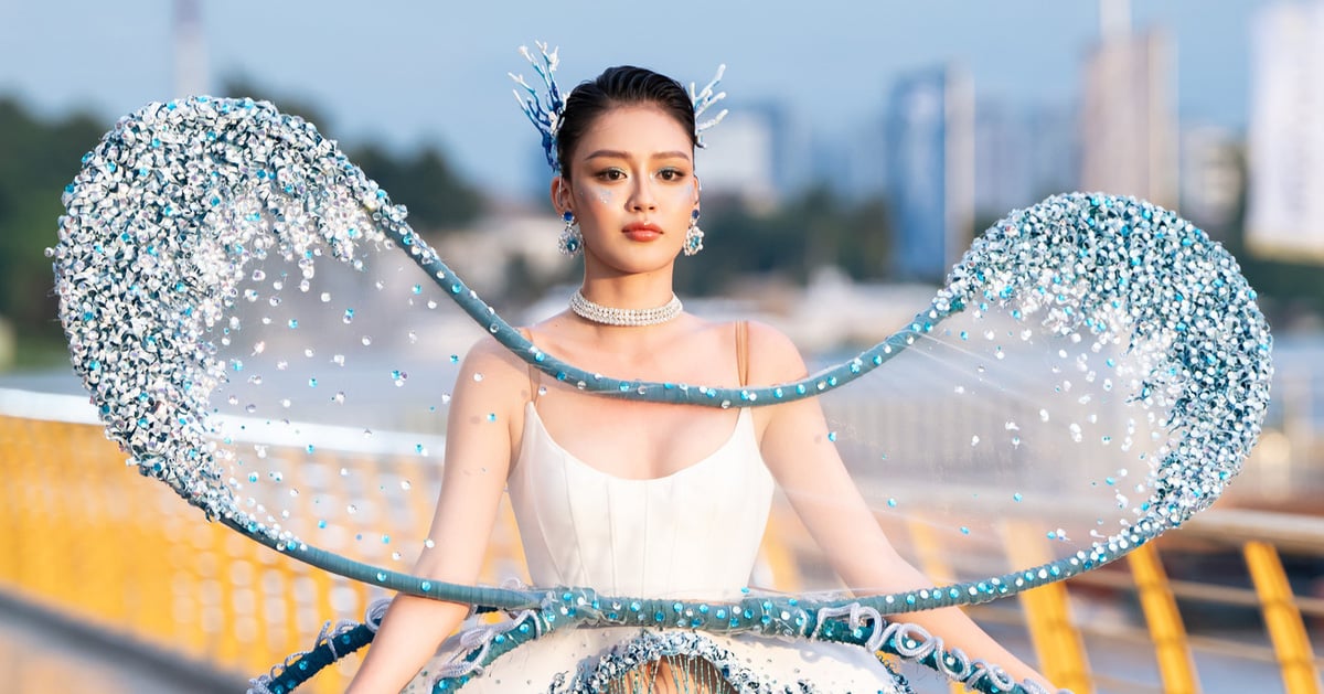 Hoang Thuy, Dang Thanh Ngan, Thach Thu Thao perform beach fashion