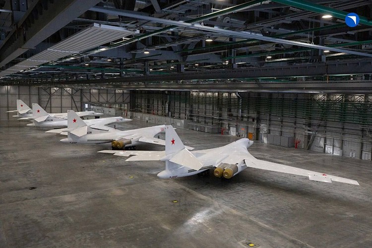 Tổng thống Putin dành 10 phút vào buồng lái máy bay ném bom chiến lược Tu-160M - Ảnh 8.